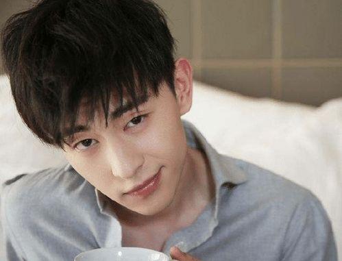 吃瓜娱乐黄明昊微博,揭秘娱乐圈幕后故事”